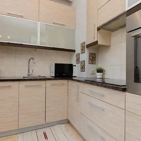 Comfy & Classy Near Cos Torwar By Renters